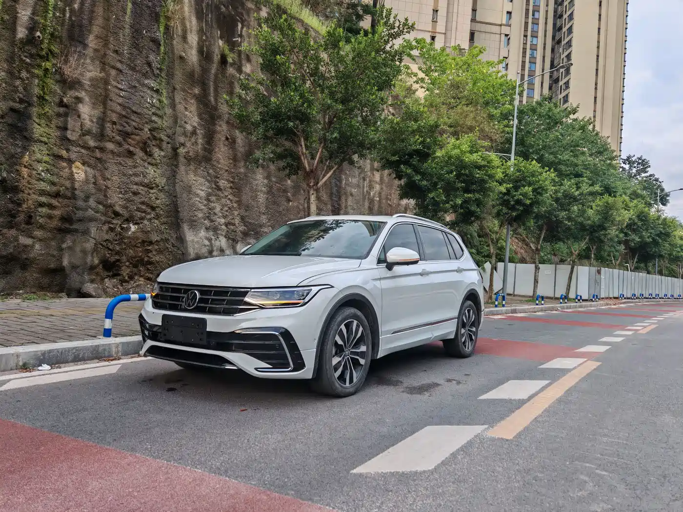 Volkswagen Tiguan L 2024 Outstanding 330TSI Auto 2WD R-Line Dragon Glory Edition фото 3