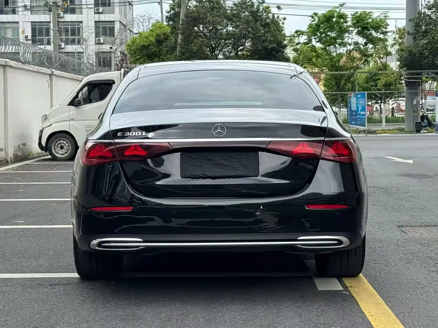 Mercedes-Benz E-Class 2024 Model E 300 L Luxury фото 8