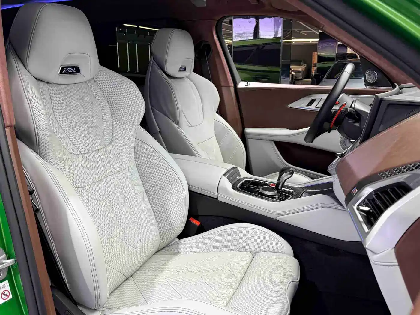 BMW XM 2023 50e фото 10