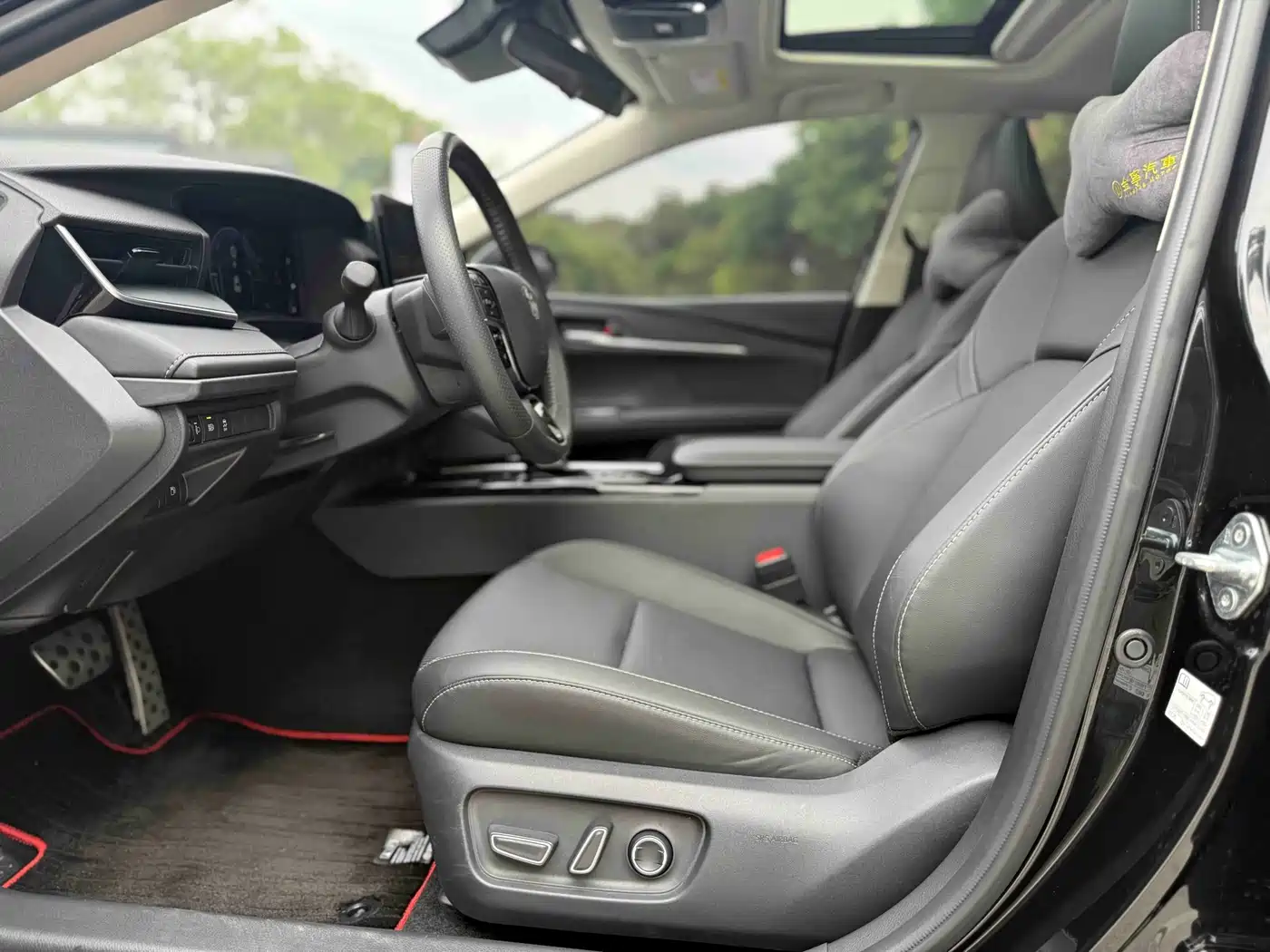 Toyota Camry 2026 Hybrid 2.0HSE Sport Lite Edition фото 4