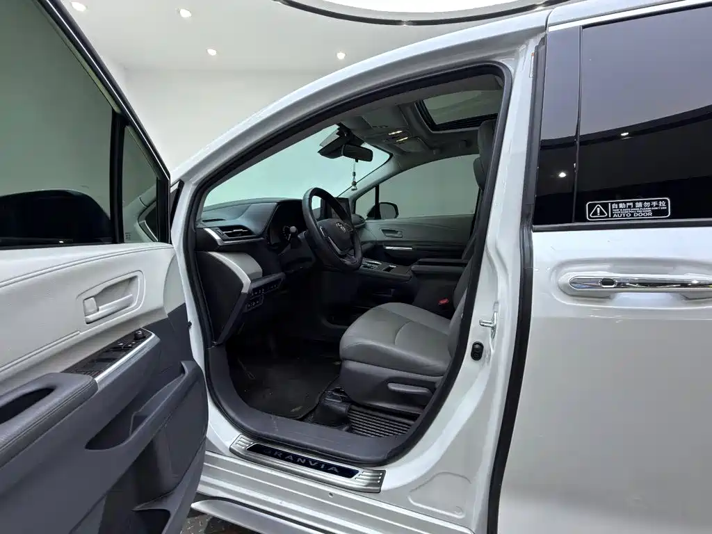 Фото 17 - Toyota Granvia