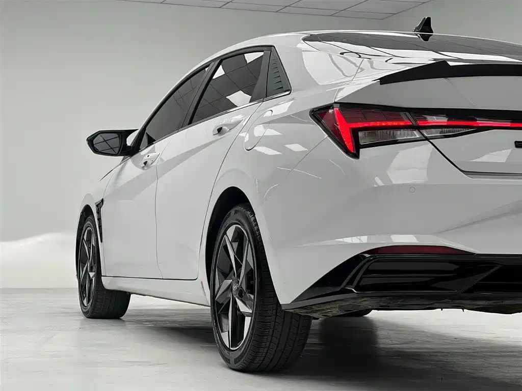 Hyundai Elantra 2022 1.5L CVT LUX Premium Edition фото 8