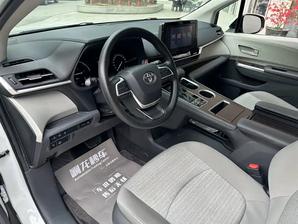Toyota Sienna 2021 2.5L Hybrid Comfort Edition фото 25