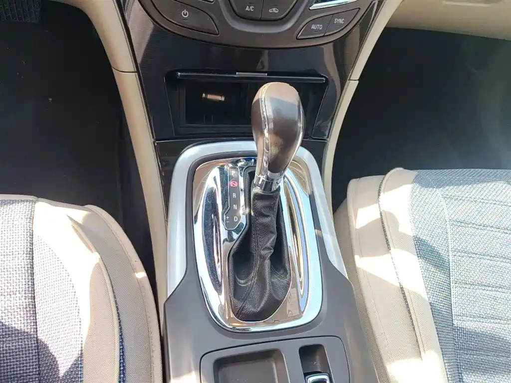 Buick Regal 2015 2.0L Elite Fashion Model фото 14