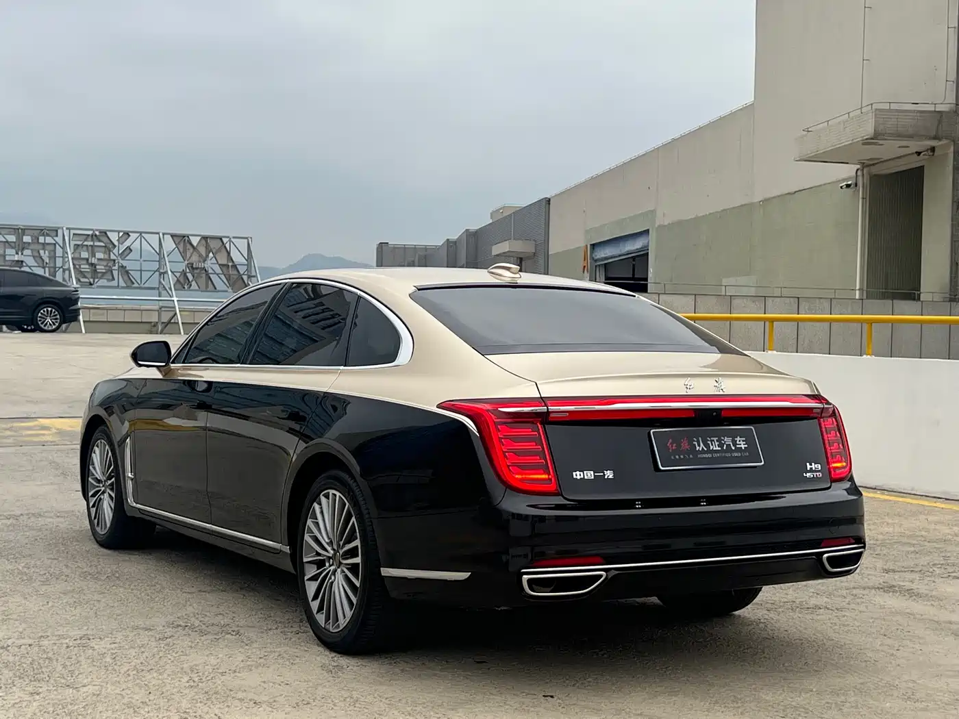 Hongqi H9 2022 2.0T Smart Connect Flag Enjoy Edition фото 3