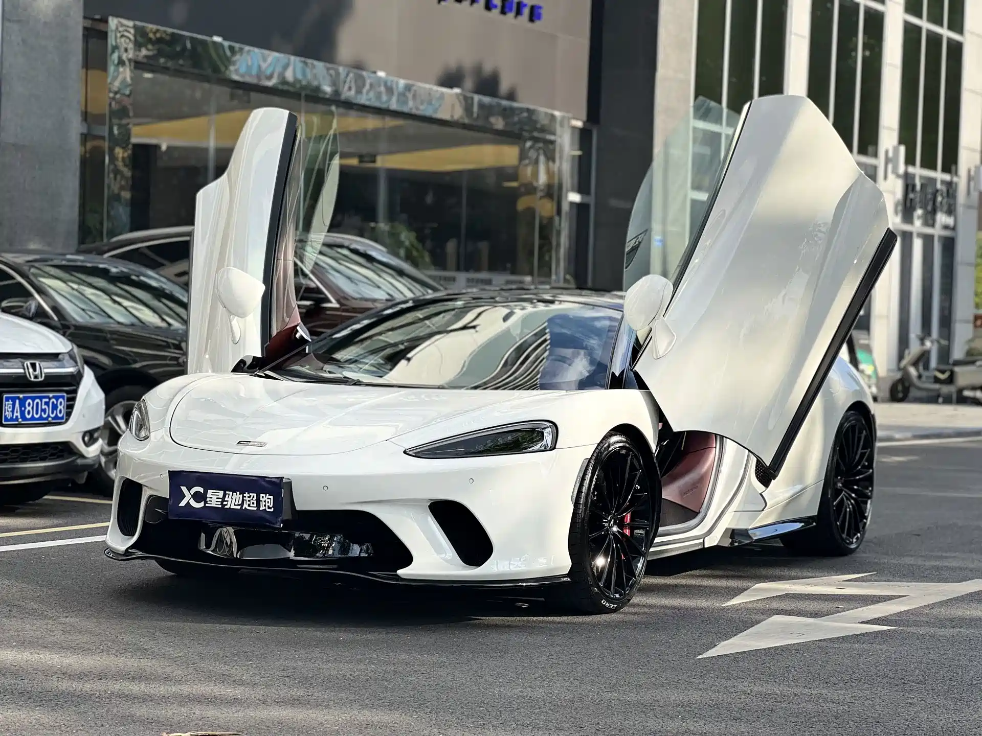 صورة 1 - McLaren GT