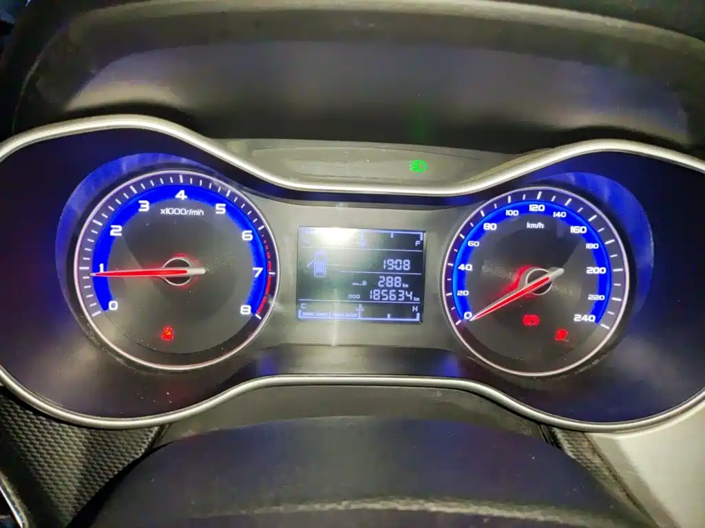 Фото 12 - Geely Vision
