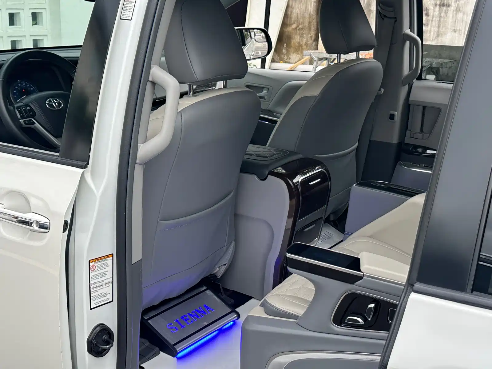 Photo 12 - Toyota Sienna