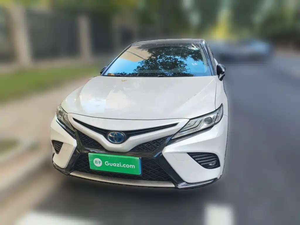 Фото 2 - Toyota Camry