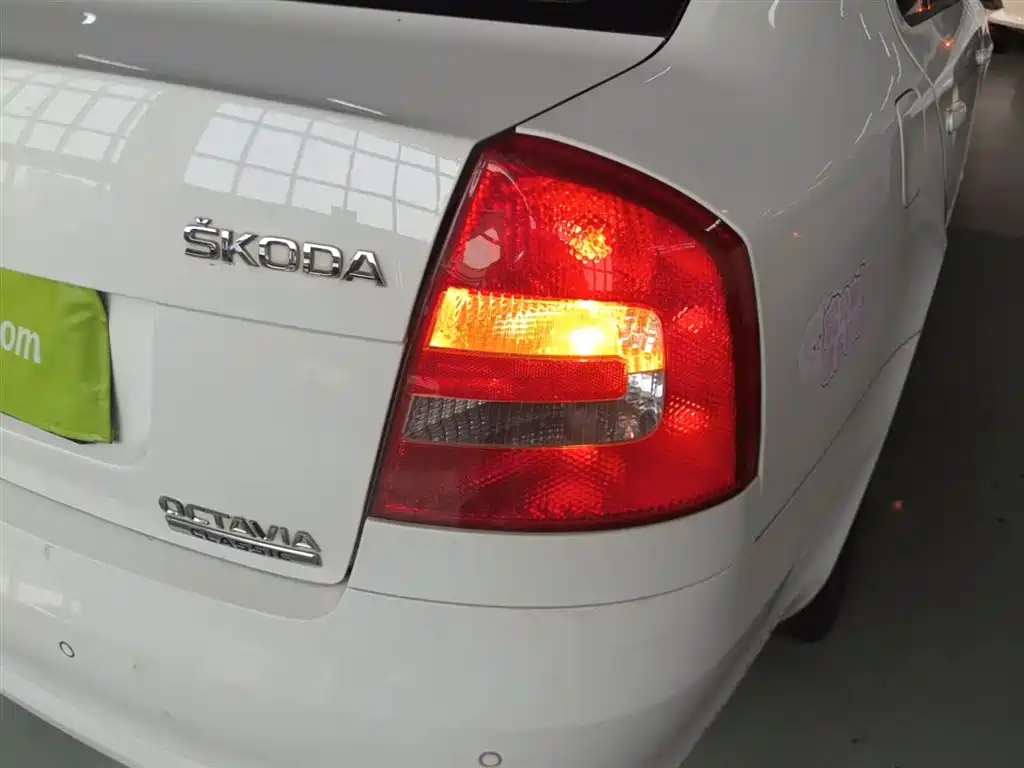 Škoda Octavia 2015 Classic 1.6L Automatic Elite Edition фото 8