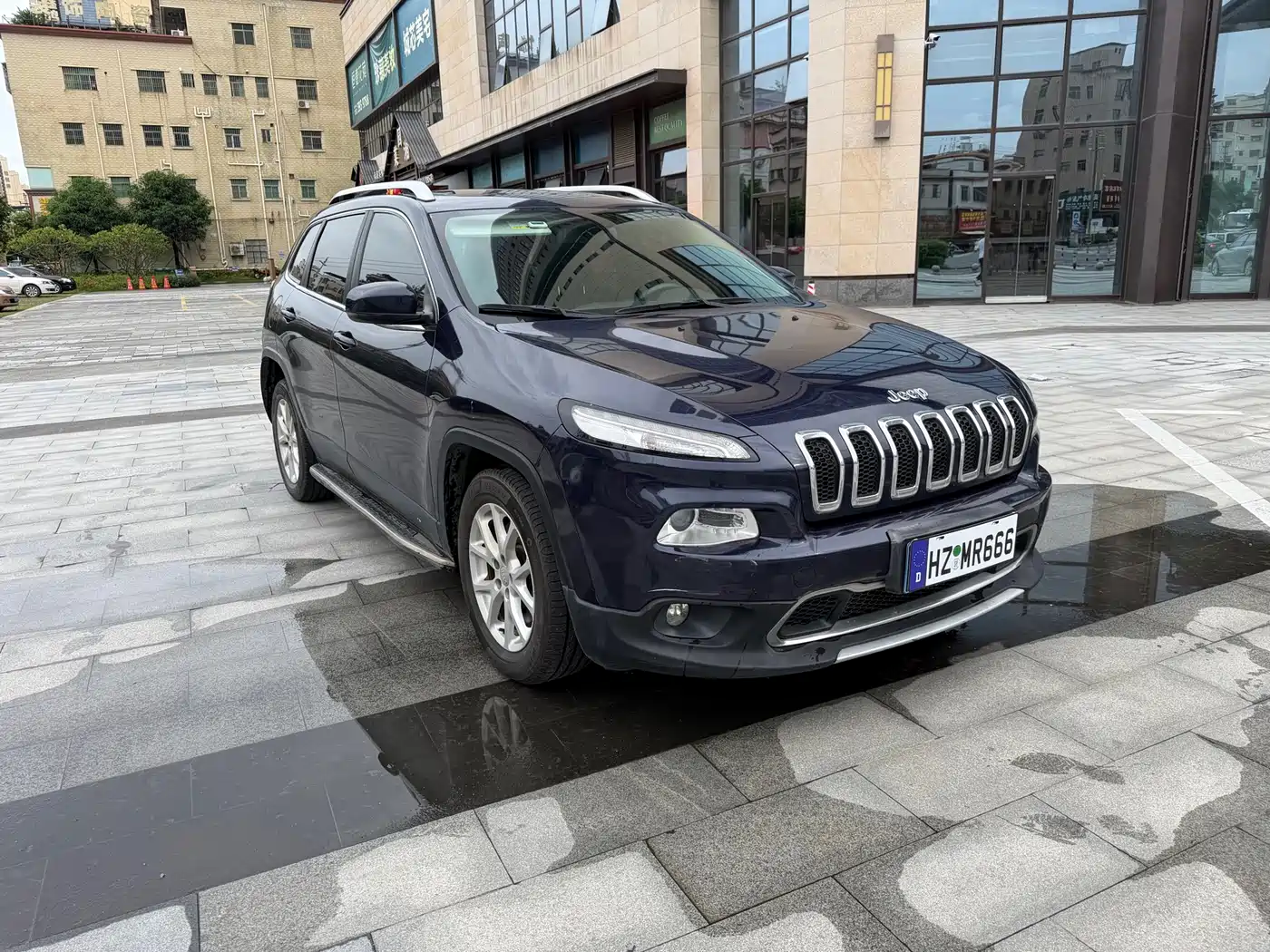 Photo 3 - Jeep Cherokee