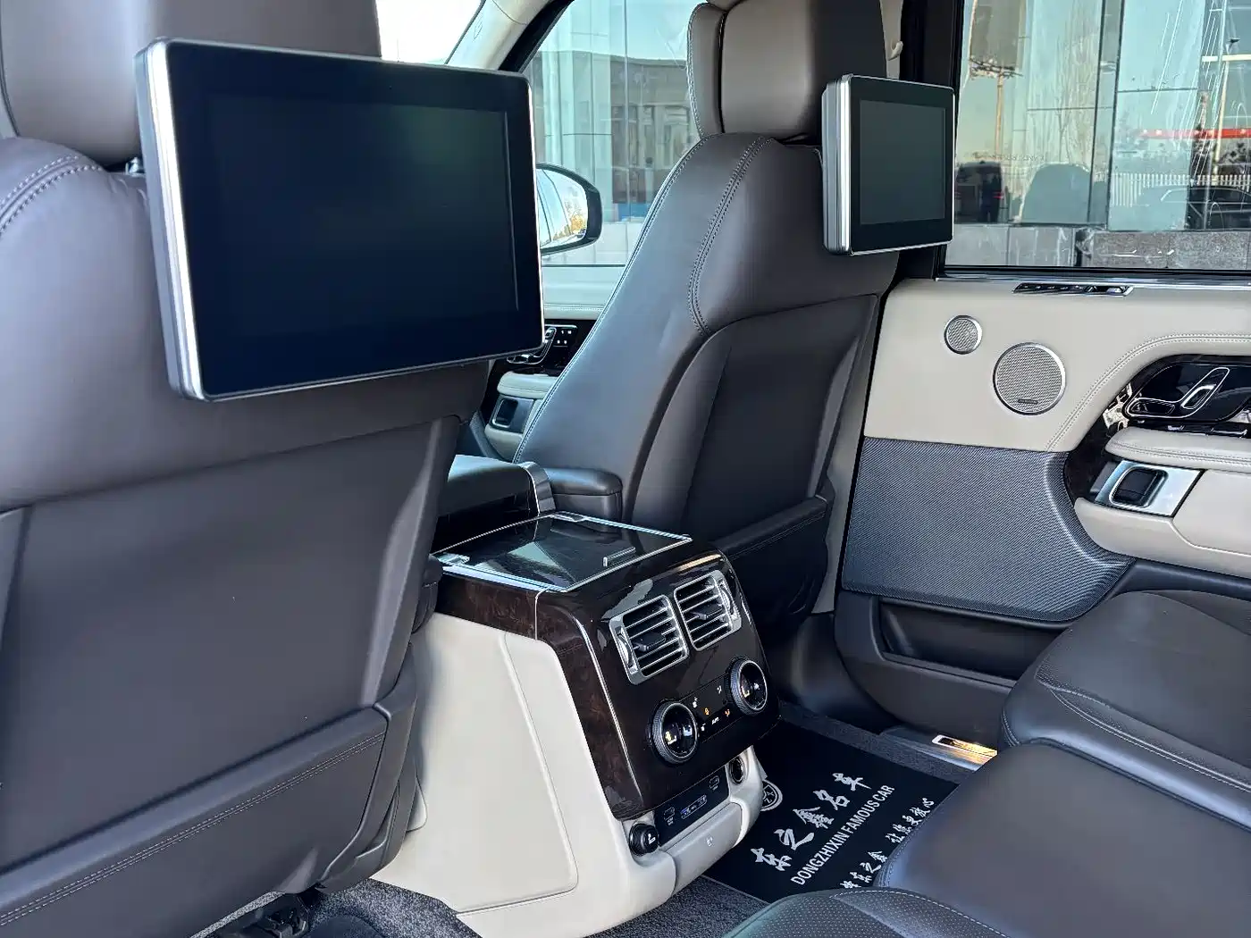 Land Rover Range Rover 2022 3.0 L6 400PS Heritage Extended Classic Edition фото 15
