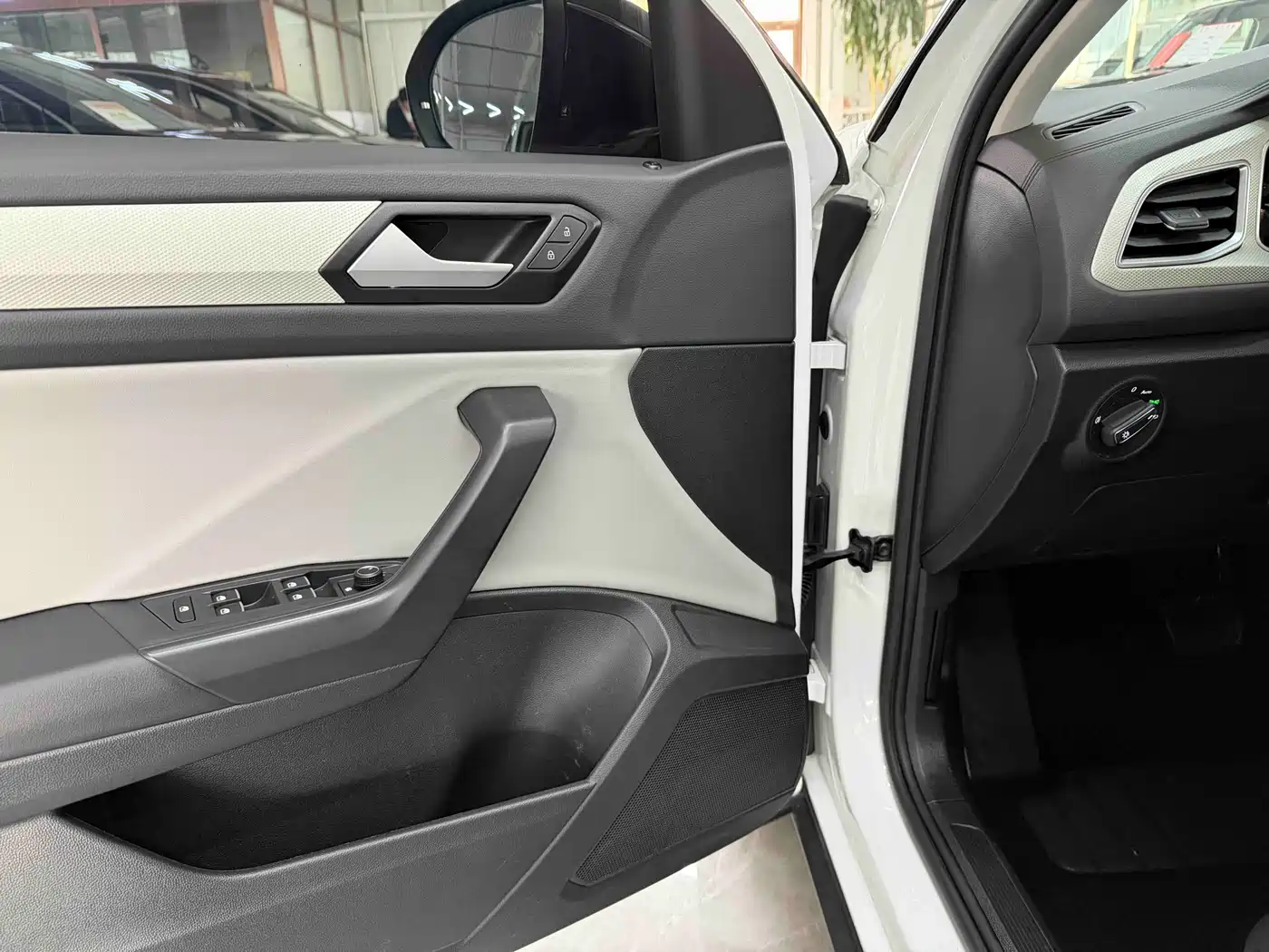 Volkswagen T-ROC 2023 280TSI DSG 2WD Time Edition фото 9