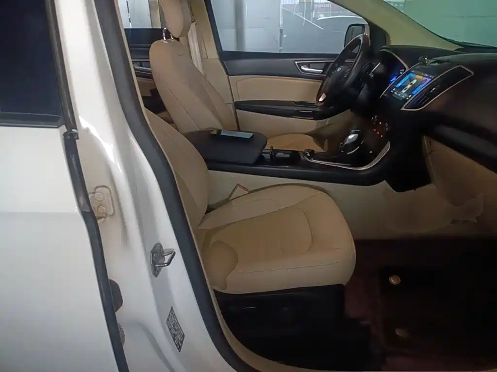 Фото 25 - Ford Edge