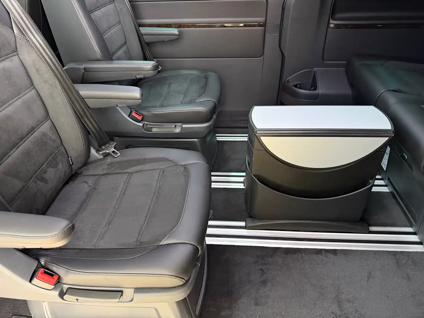 Volkswagen Multivan 2018 2.0TSI 4WD Explorer Edition 7-Seater фото 4