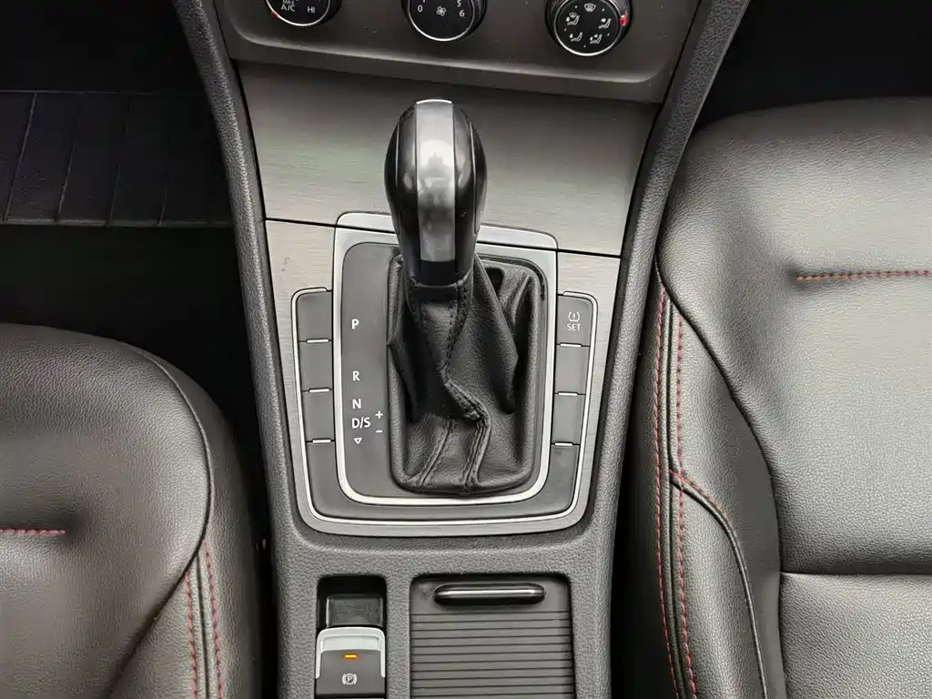 Volkswagen Golf 2015 1.6L Automatic Comfort фото 13