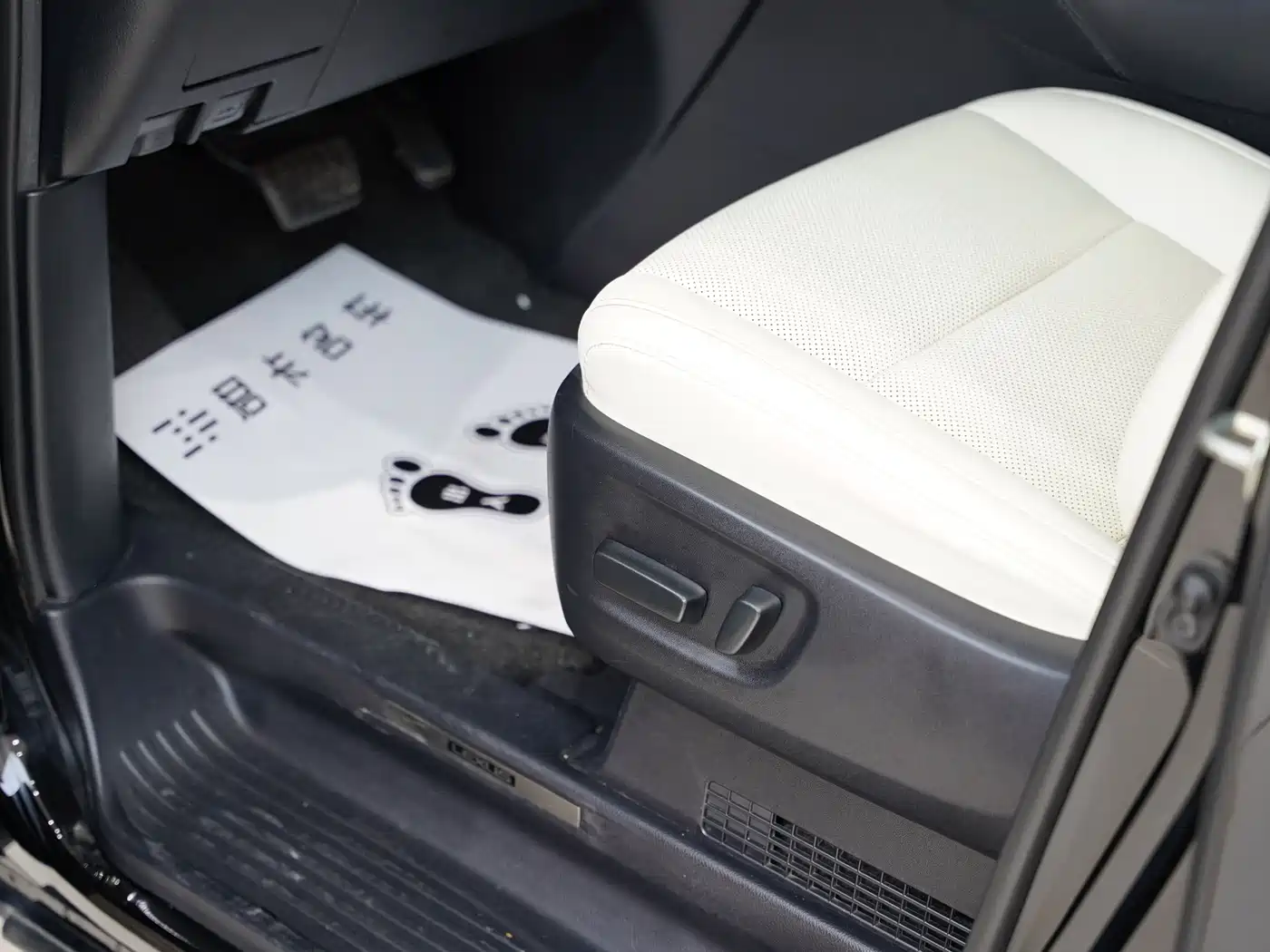 Lexus LM 2020 300h 4-Seat Imperial Edition фото 19