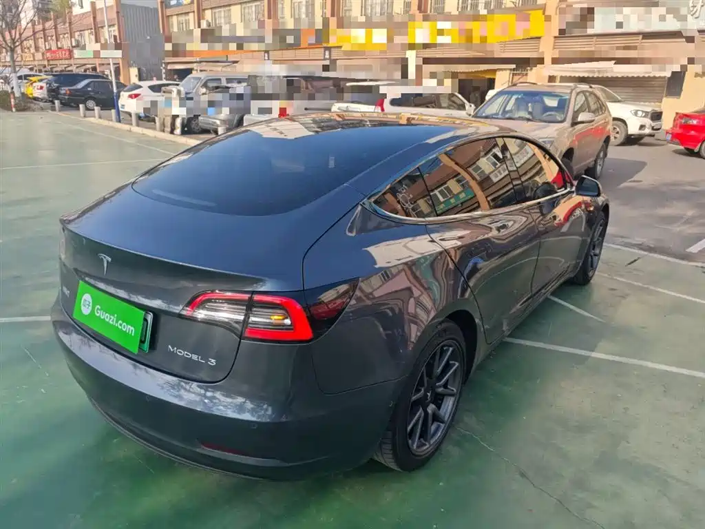 TESLA MODEL 3