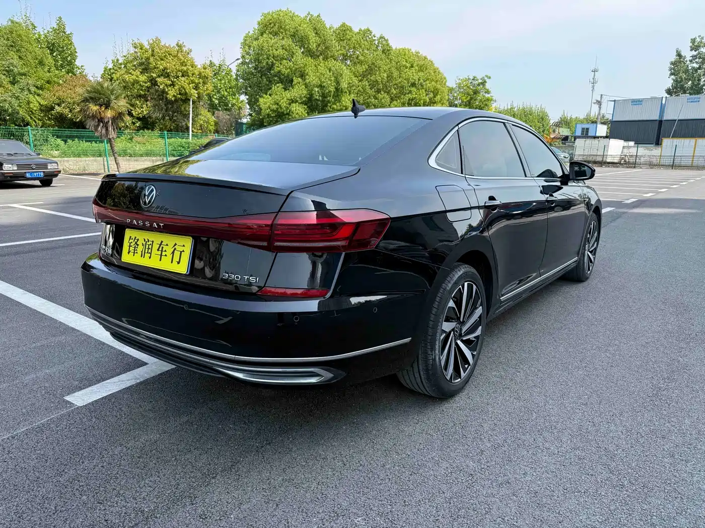 Volkswagen Passat 2022 330TSI Starlight Luxury Edition фото 4