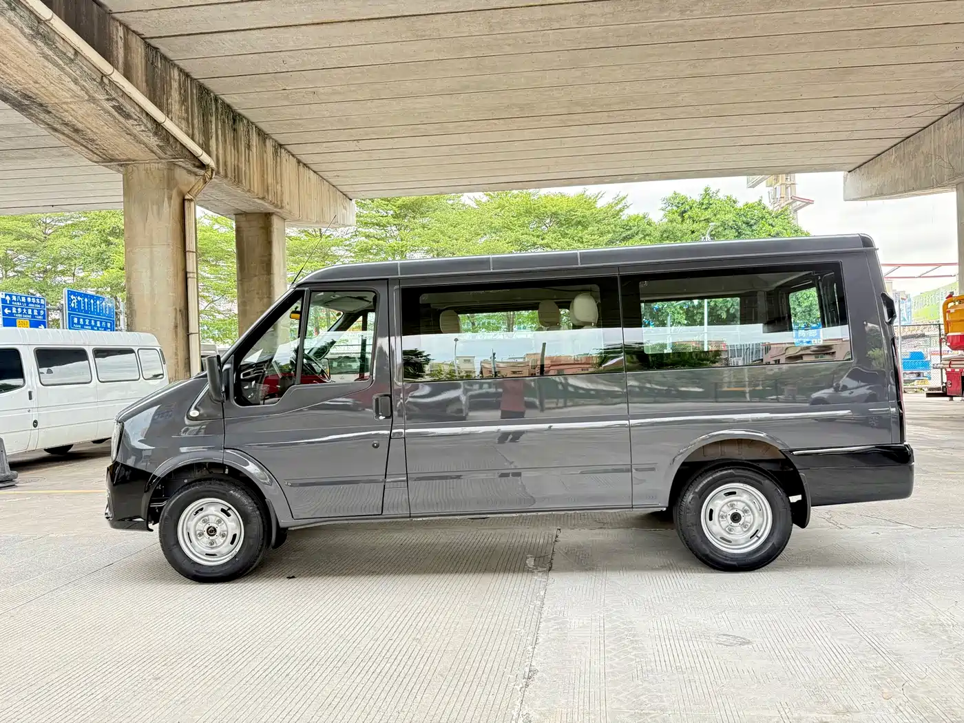 Jiangling JMC Fushun 2024 2025 Model 2.0T 8AT Diesel Medium Wheelbase Low Roof Commercial MPV 5/6 Seats