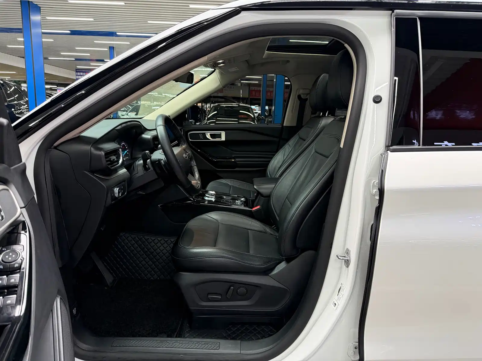 Photo 6 - Ford Explorer