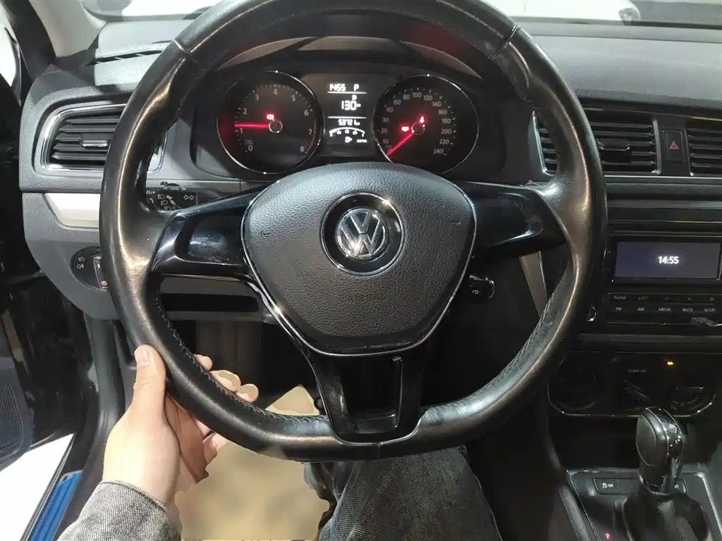 Volkswagen Lavida 2015 1.6L Automatic Comfort Edition фото 7