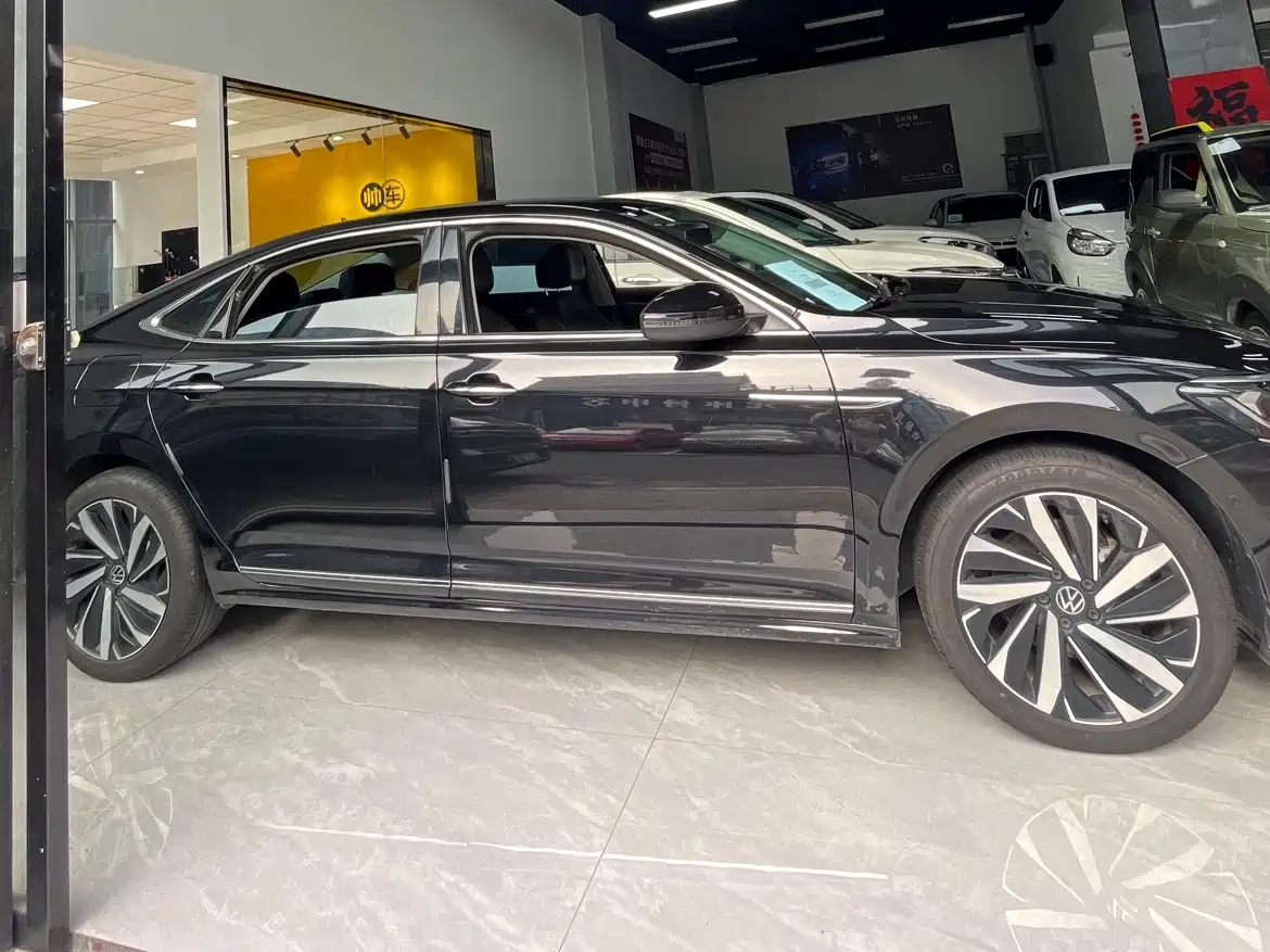 Volkswagen Passat 2022 330TSI Premium Edition фото 3