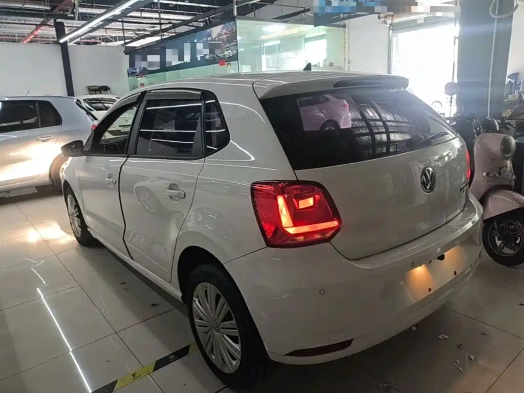 Volkswagen Polo 2016 1.6L Manual Comfort фото 5