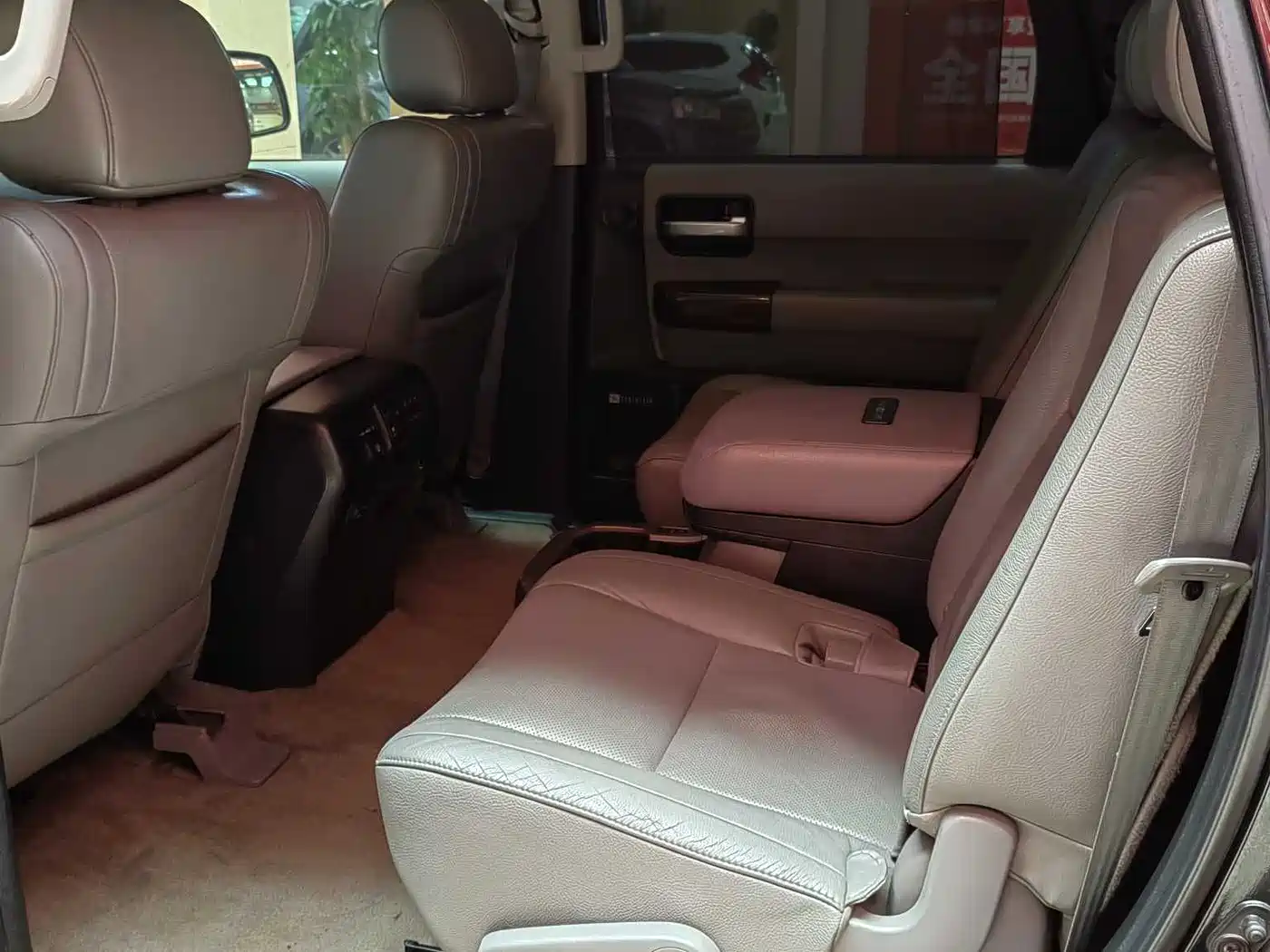 Toyota Sequoia 2010 5.7 Platinum Edition фото 11