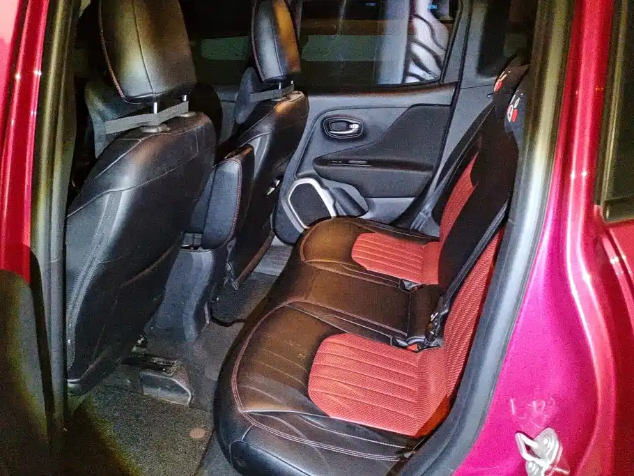 Photo 11 - Jeep Renegade