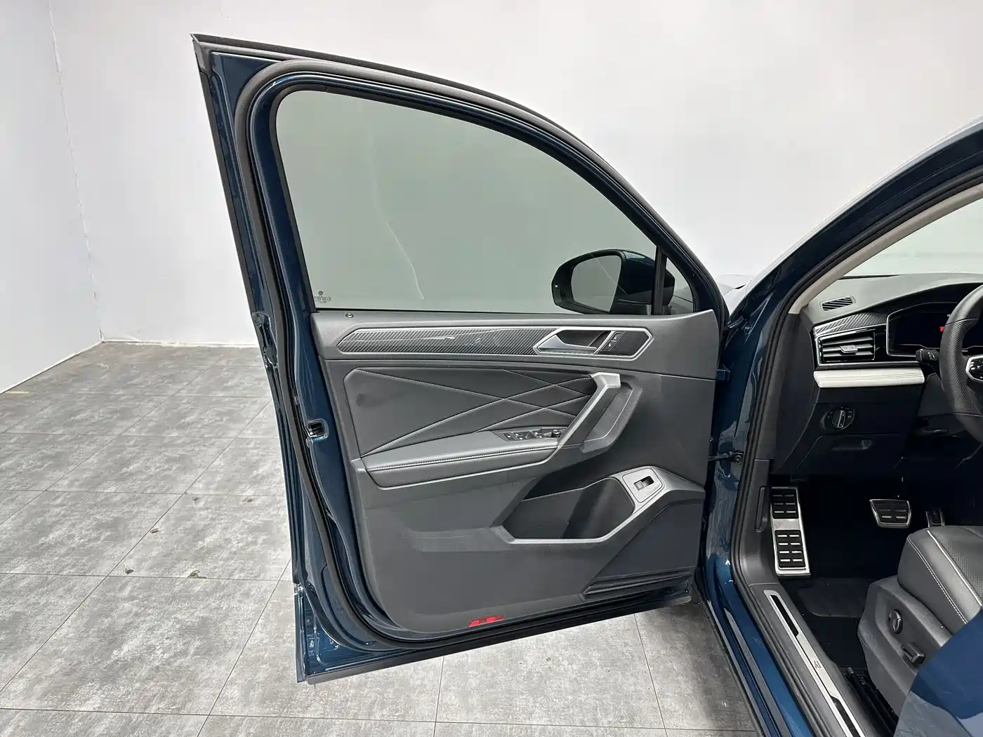 Volkswagen Tiguan L 2022 380TSI Automatic 4WD R-Line Cross Edition 7-Seater фото 7