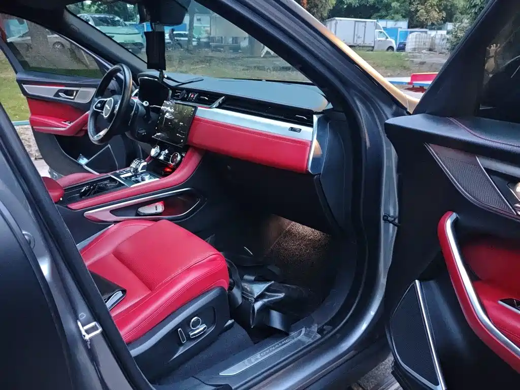 Фото 21 - Jaguar F-PACE