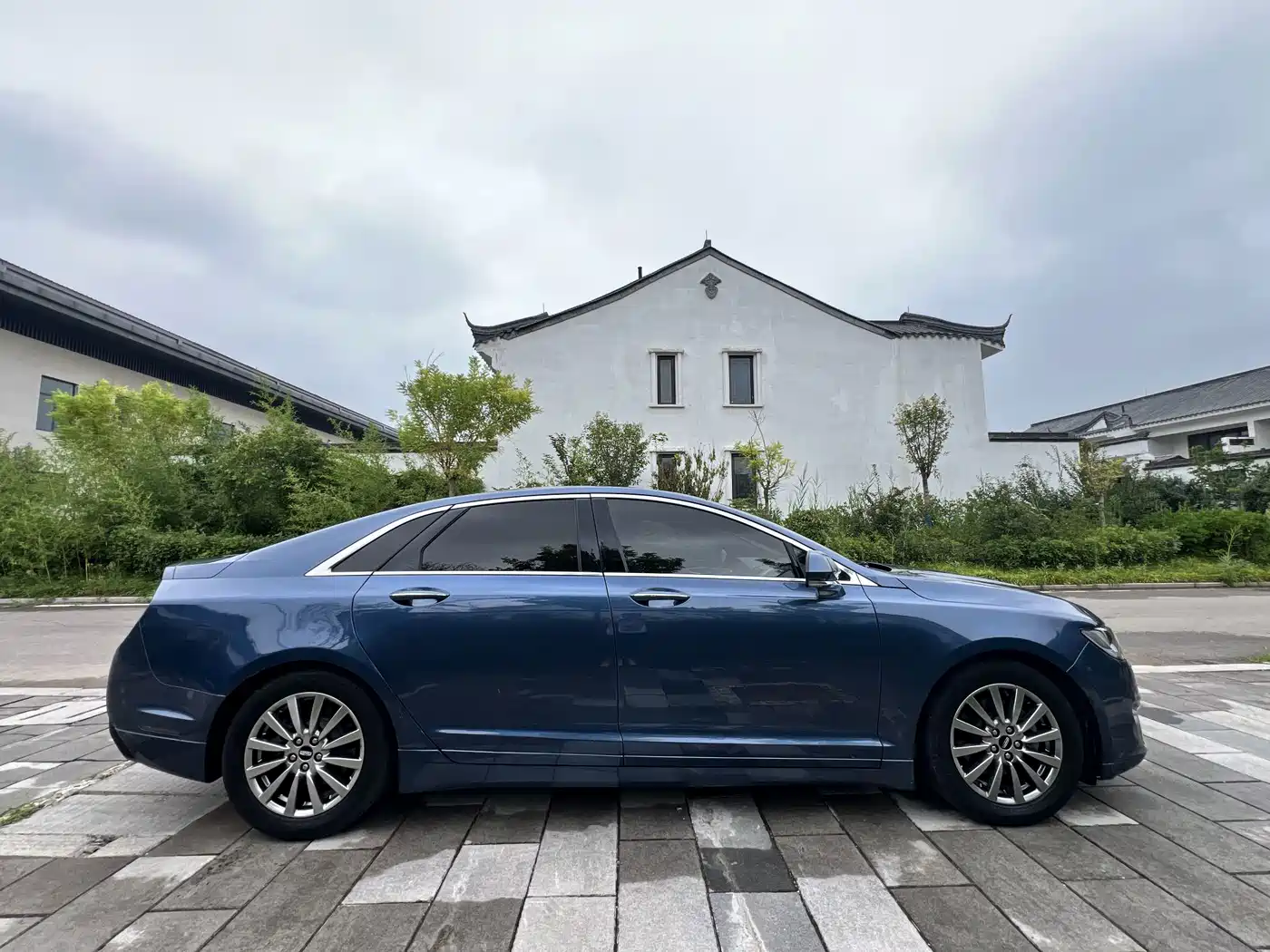 Photo 7 - Lincoln MKZ