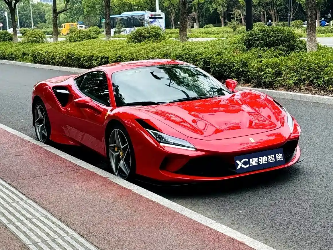Фото 2 - Ferrari F8