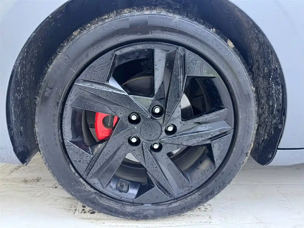Hyundai Elantra 2021 1.5L CVT LUX Premium Edition фото 13