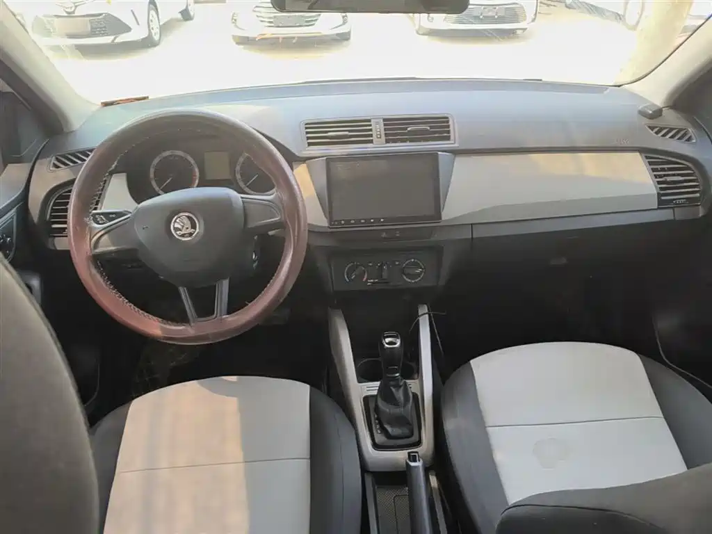Škoda Fabia 2017 1.4L Auto Car Enjoy Edition фото 10