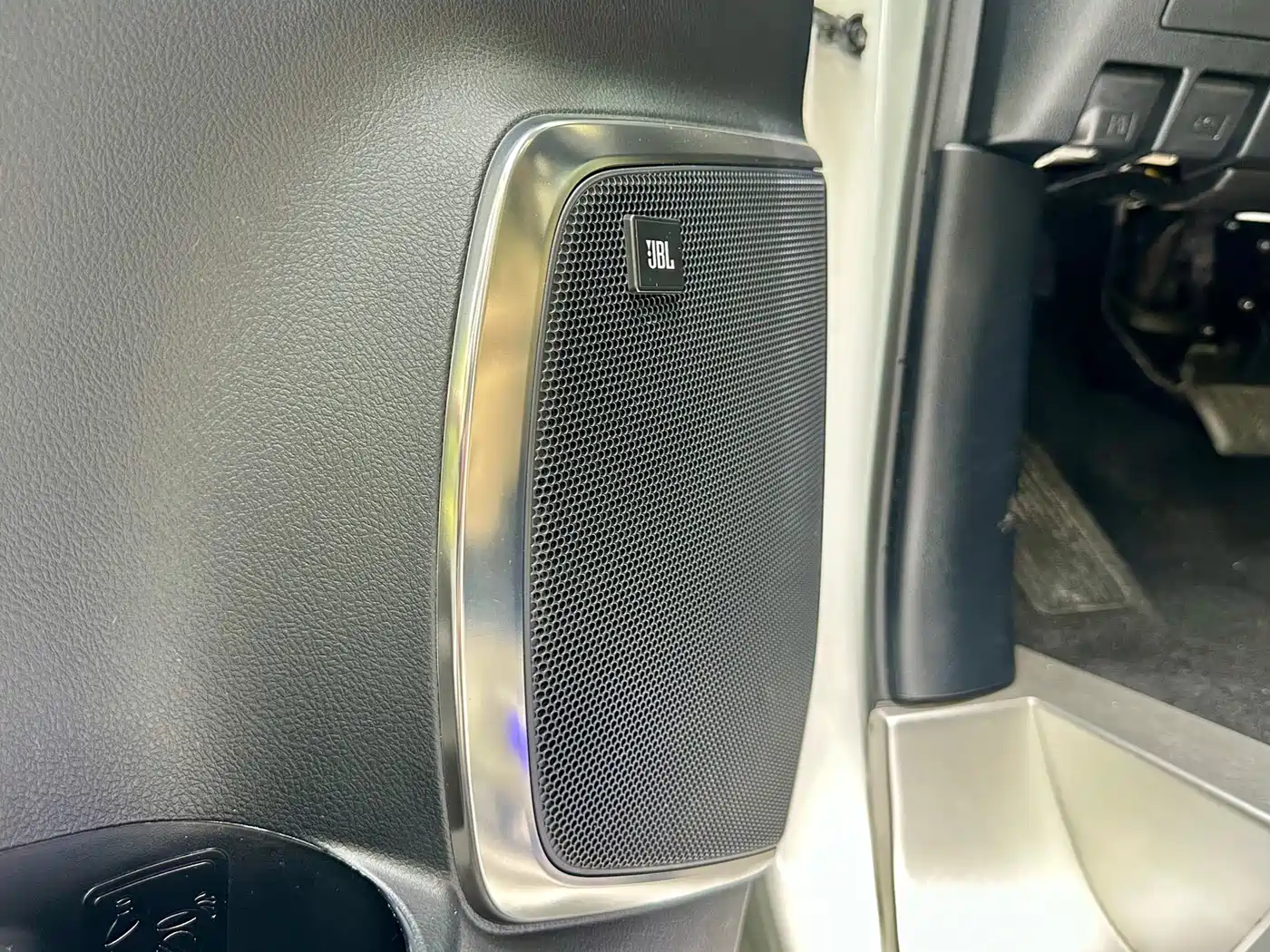 Toyota Alphard 2021 Hybrid 2.5L Premium фото 27