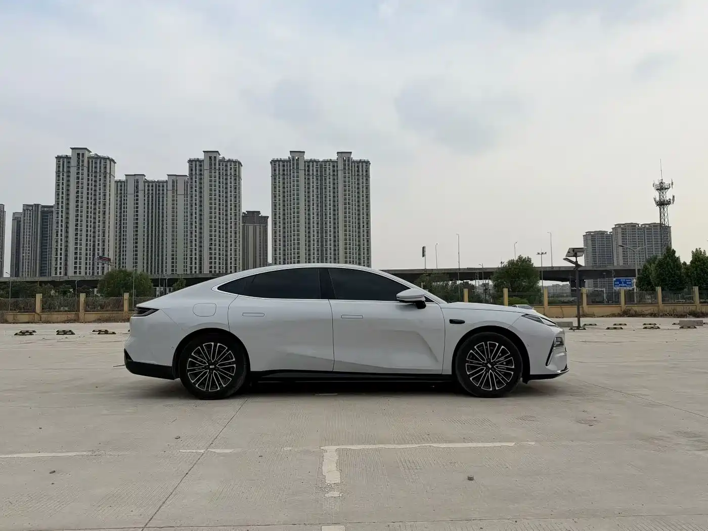 Geely Galaxy Galaxy Xingyao 8 2025 130km EM-i Premium Edition фото 5