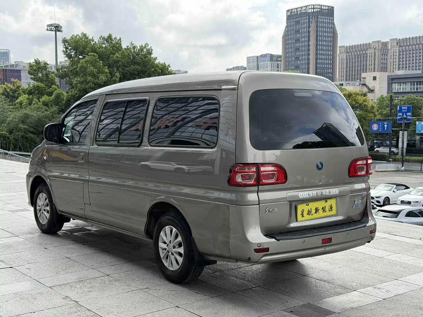 Dongfeng Fengxing Lingzhi New Energy 2023 2022 Comfort 7-seater