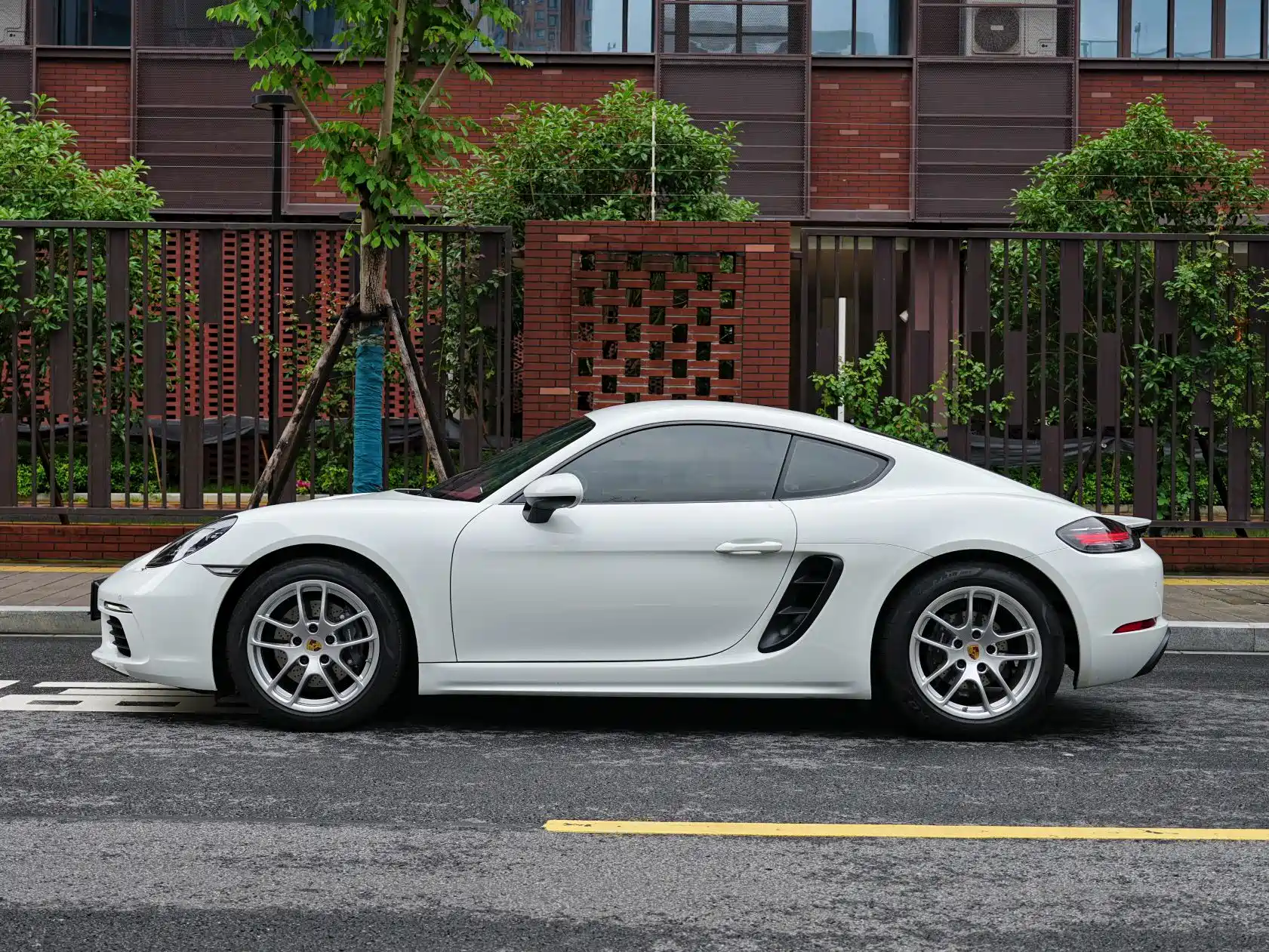 Photo 2 - Porsche 718