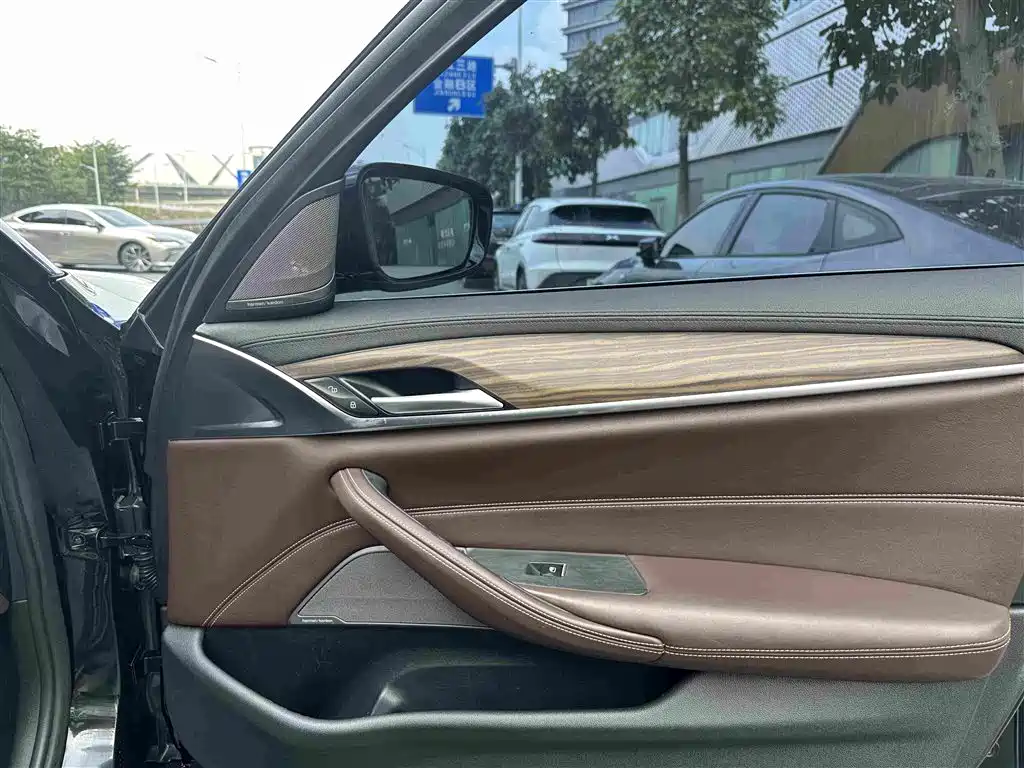 صورة 22 - BMW 5 Series