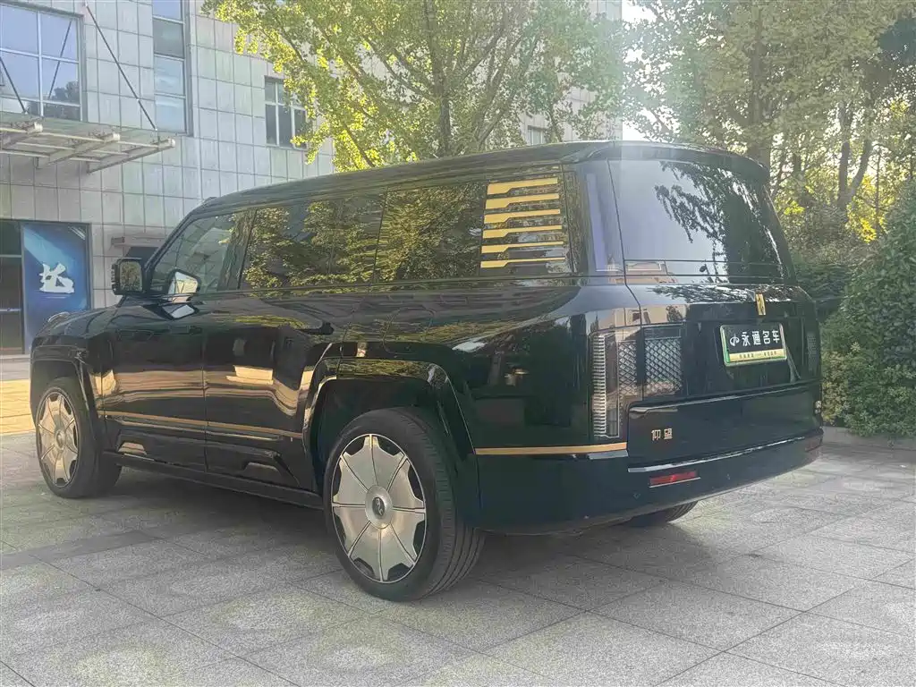 Photo 10 - Yangwang U8 L