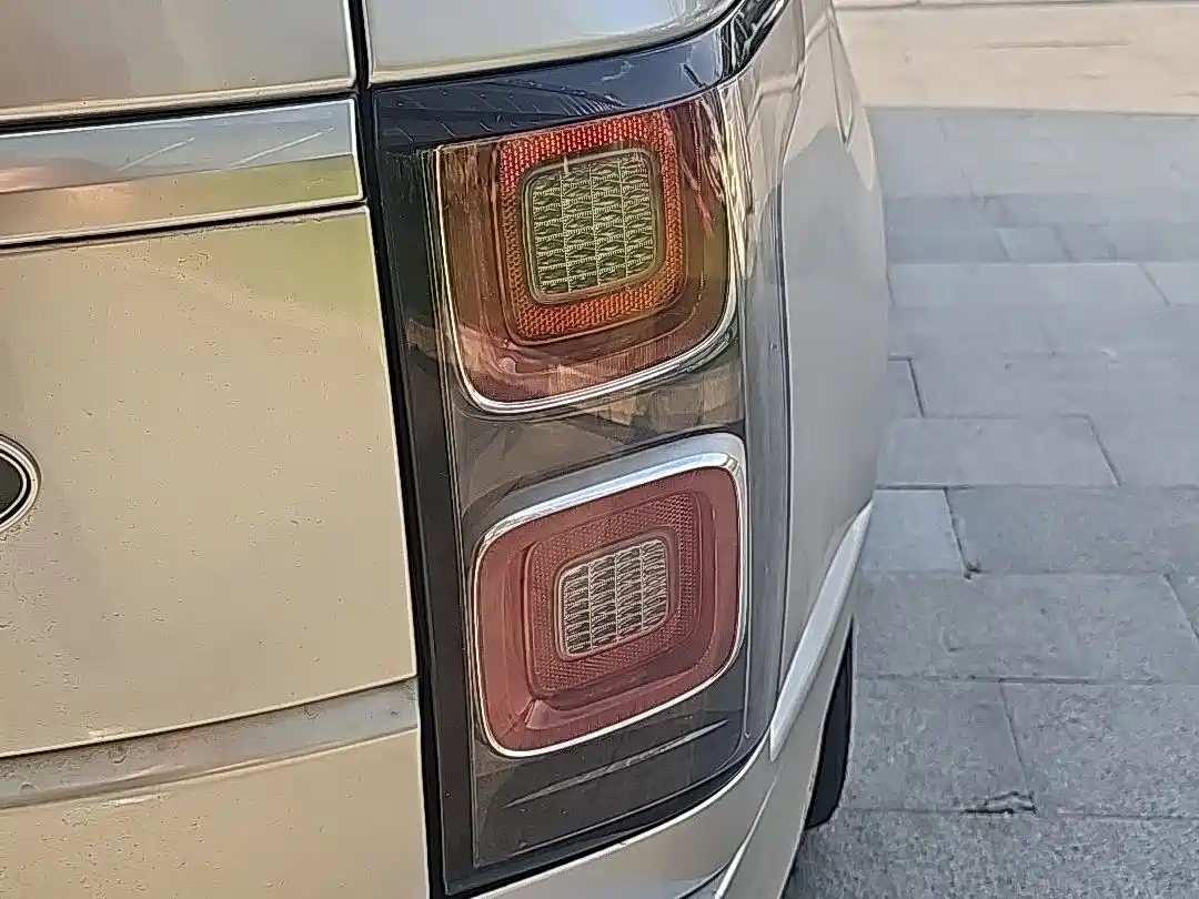 Land Rover Range Rover 2022 3.0 L6 400PS Heritage Extended Classic Edition фото 7