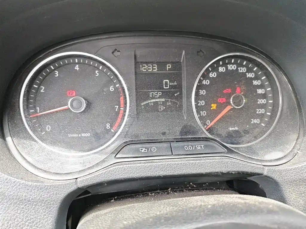 Volkswagen Polo 2014 1.6L Automatic Luxury Edition фото 4