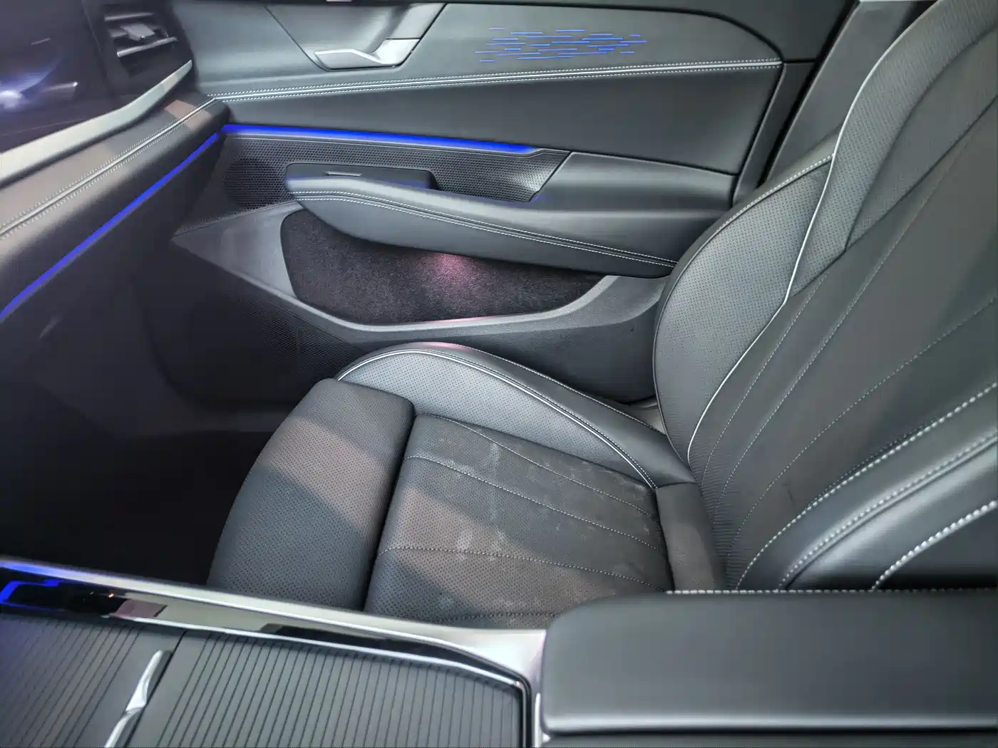 Volkswagen Passat 2025 Model Pro 380TSI Starlight Dragon Premium Edition фото 16