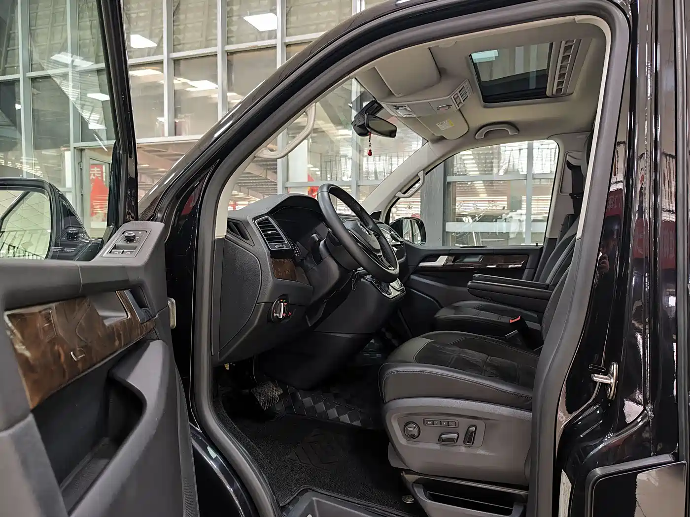 Volkswagen Multivan 2018 2.0TSI 4WD Premium Edition 7-Seater фото 4