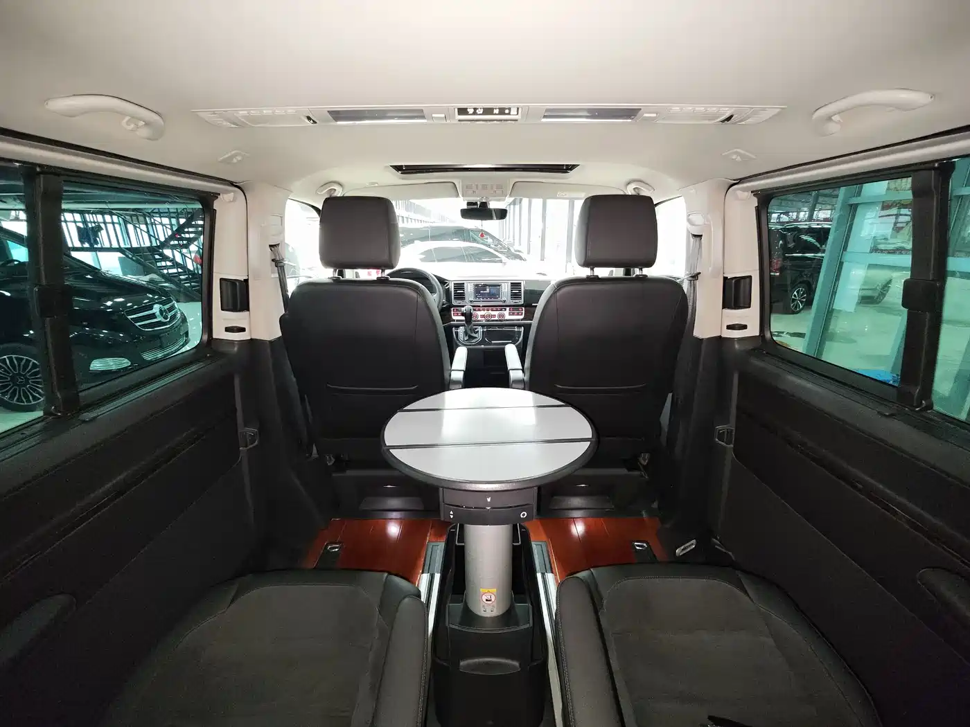 Volkswagen Multivan 2018 2.0TSI 4WD Premium Edition 7-Seater фото 9