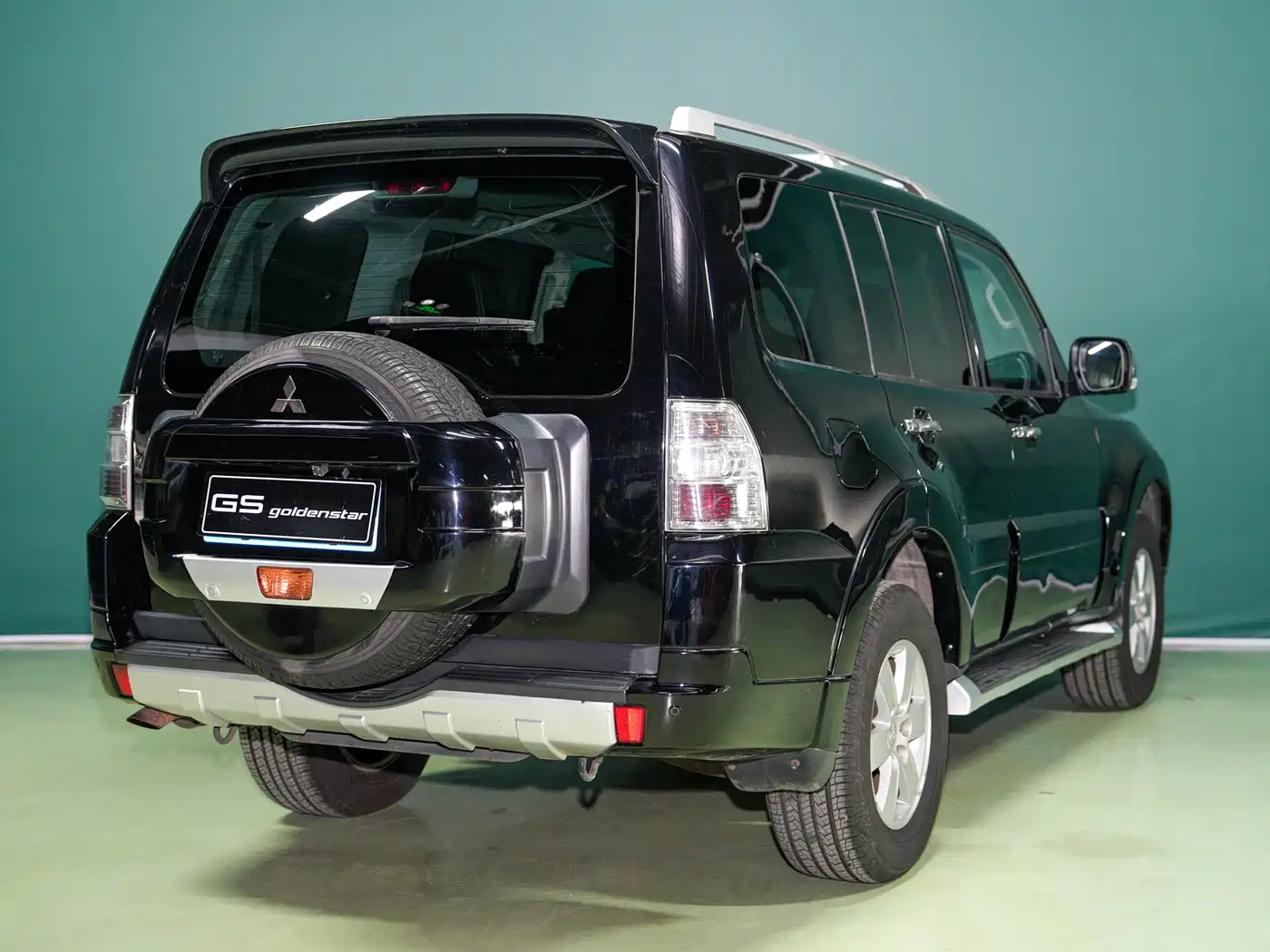 Mitsubishi Pajero (Import) 2010 3.0L Automatic Luxury Edition фото 5
