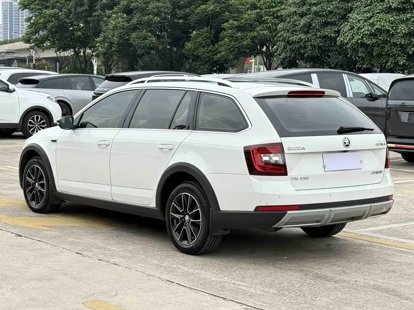 Škoda Octavia 2019 Wagon TSI230 DSG Luxury Edition China V фото 5