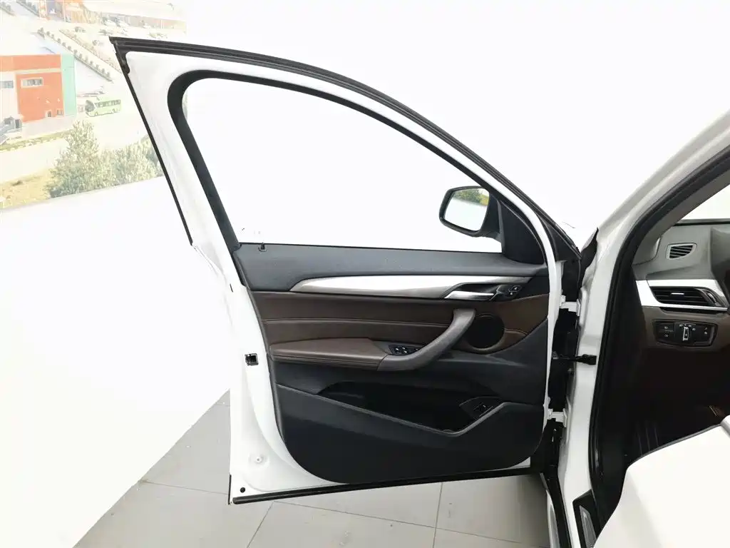 BMW X1 2018 sDrive18Li Premium Model фото 8
